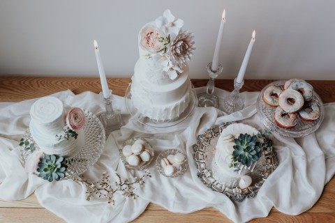 An opalescent elopement with a modern romantic wedding style